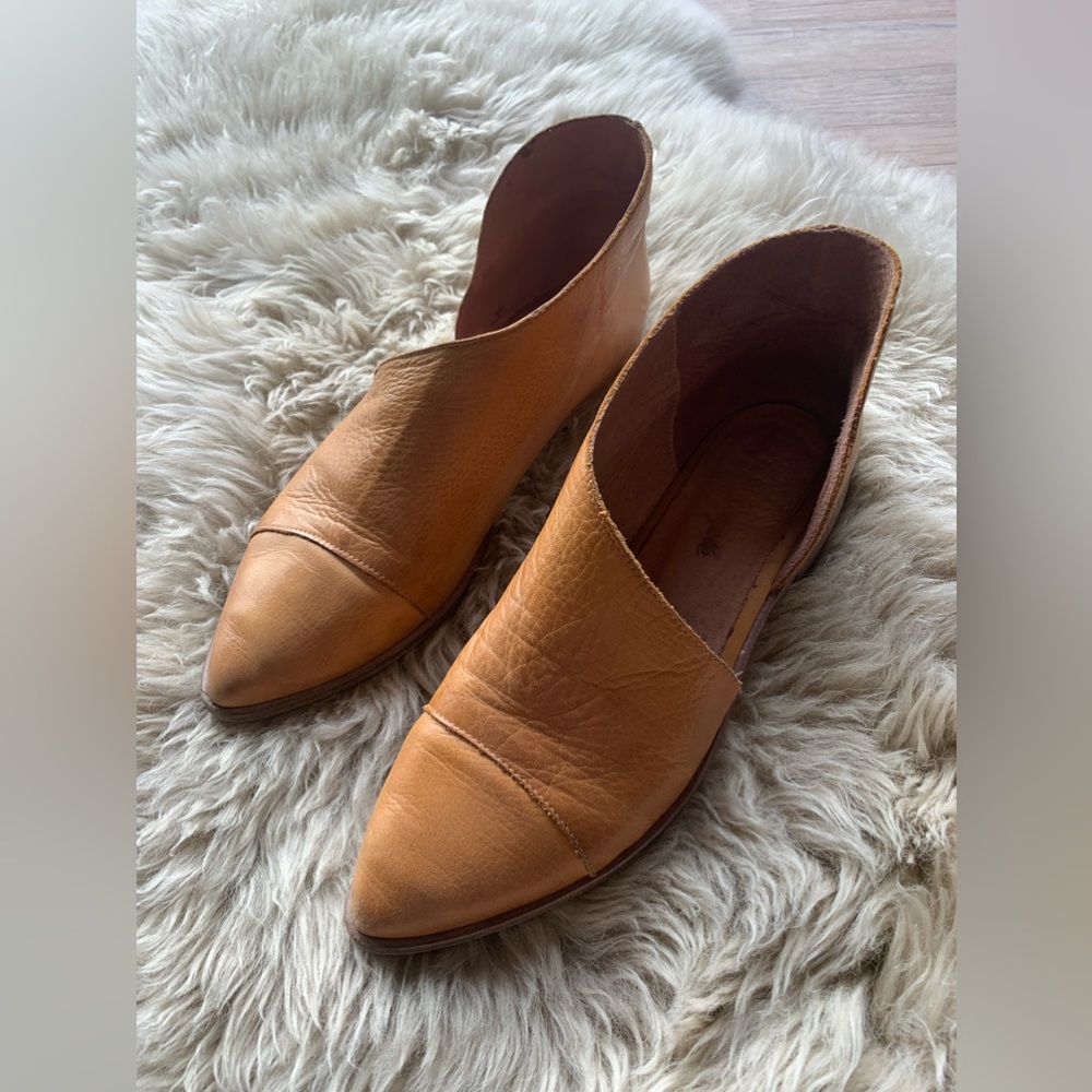 Free People Royale Assymetrical Flat (size 40)